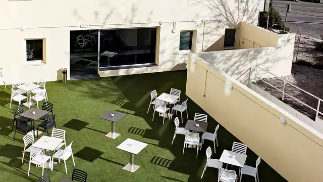 Escapada en habitación triple con desayuno y piscina en Granada