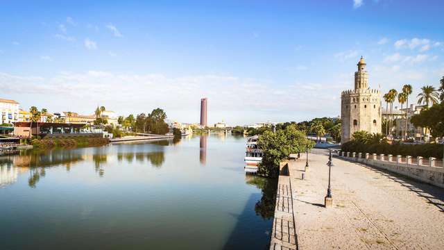 Escápate a un 5* en Sevilla y descubre el encanto de la ciudad con un paseo en barco