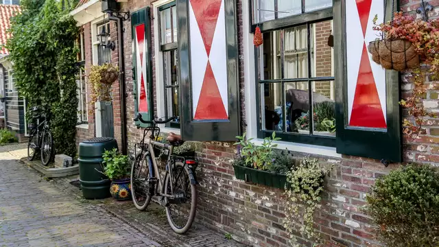 Verken Holland per E-bike met overnachting, ontbijt en gebak