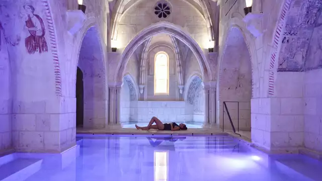 Escapada romántica en habitación dúplex con cena, botella de cava y mucho más