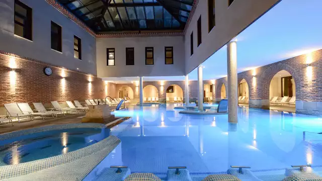Escapade VIP : accès aux thermes, dîner, rose, bougies, fruits au chocolat et bien plus encore