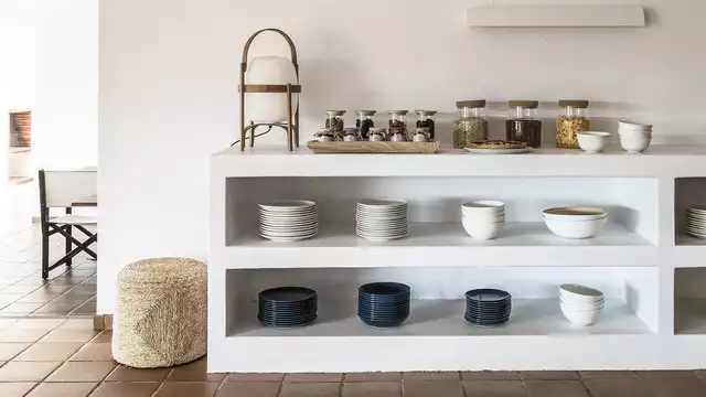 Escapada de ensueño en Mallorca con vista al mar y detalle en la habitación