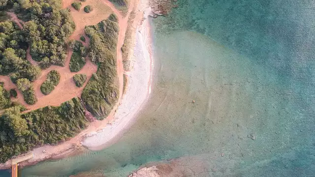 Escapada de ensueño en Mallorca con vista al mar y detalle en la habitación