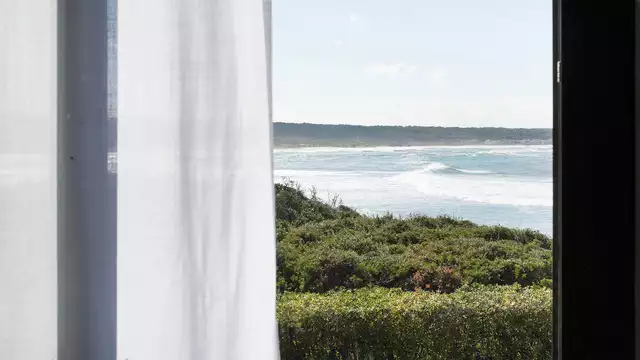Escapada de ensueño en Mallorca con vista al mar y detalle en la habitación