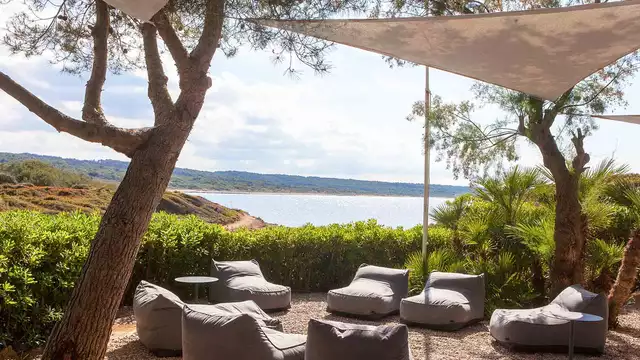 Escapada de ensueño en Mallorca con vista al mar y detalle en la habitación