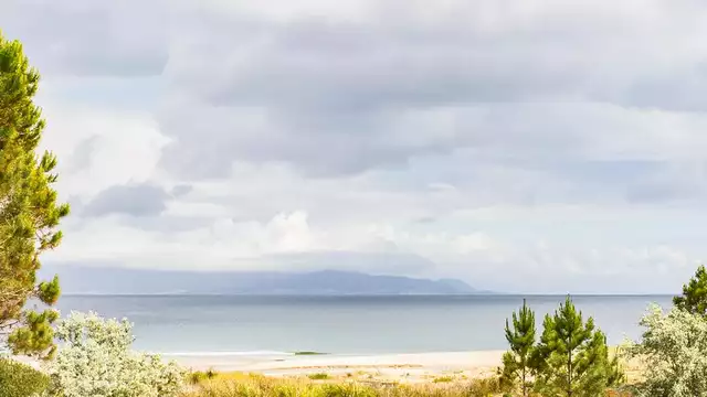 Escapade romantique à Fisterra avec une bouteille d'Albariño et une vue sur la mer