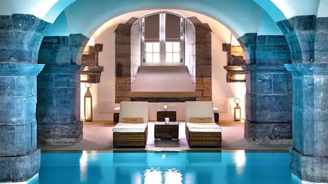 Séjour luxueux en suite à Valenciennes avec dîner et spa dans un 4*