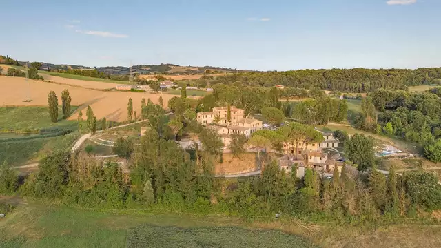 Estancia en la naturaleza Umbra con desayuno, visita a la bodega y degustación de vinos incluida
