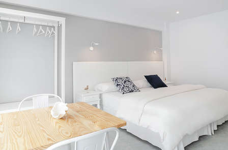 Escapade avec cadeaux romantiques + petit-déjeuner servi en chambre à proximité de Palma de Majorque