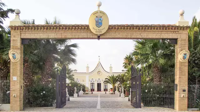 Vacanza di Lusso a Foggia: notte in un resort 5* in Suite Deluxe