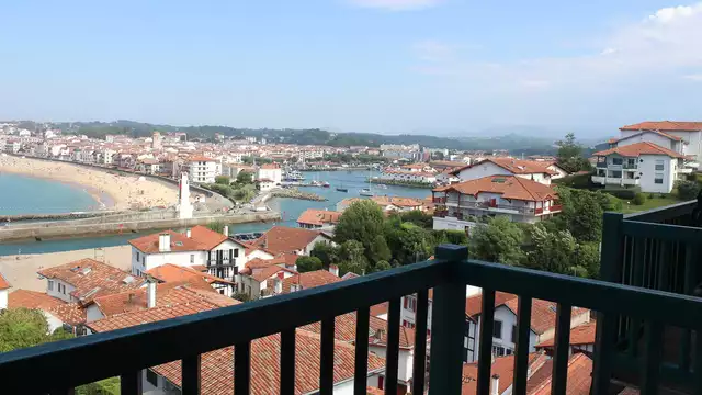 Rêvez à la vue des vagues de la baie de St Jean-de-Luz depuis votre balcon