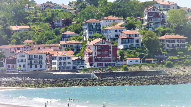 Rêvez à la vue des vagues de la baie de St Jean-de-Luz depuis votre balcon
