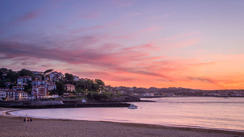 Revez a la vue des vagues de la baie de St Jean-de-Luz depuis votre balcon
