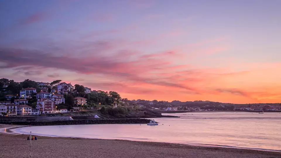 Revez a la vue des vagues de la baie de St Jean-de-Luz depuis votre balcon