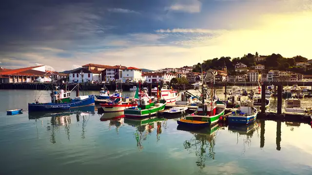 Bewonder de zonsondergang boven de vissershaven van Saint-Jean-de-Luz