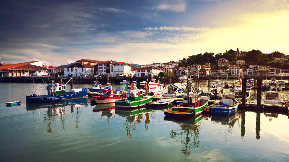 Admirez le coucher de soleil sur le port de peche de Saint-Jean-de-Luz