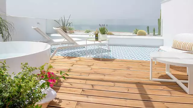 Toosten met cava aan het strand van Conil de la Frontera
