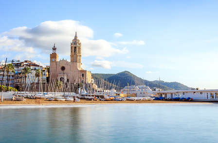 Découvrez le village côtier enchanteur de Sitges dans un hôtel 4* situé sur la promenade maritime
