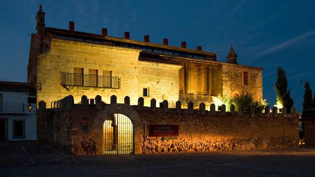 Escapada en pensión completa en un palacio extremeño con visita a quesería y degustación