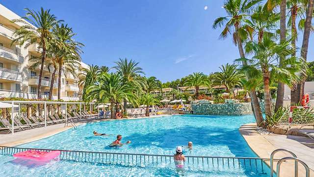 Relax total en Mallorca al borde de una piscina gigante