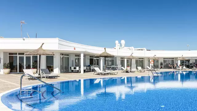 Piscina, spiaggia e calette  per una fuga rilassante a Minorca in mezza pensione