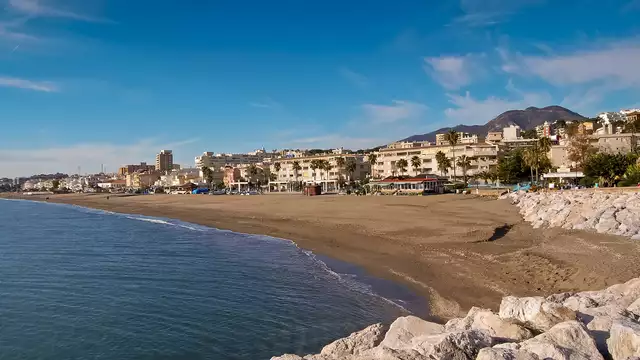 Escápate a Torremolinos en habitación con terraza, desayuno y botella de cava incluida
