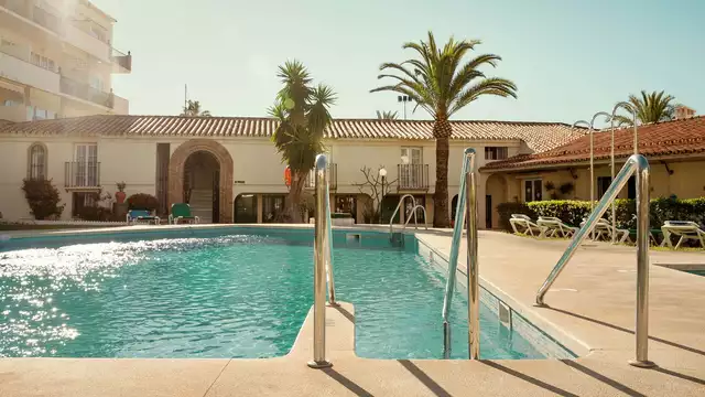 Pasea por las playas de Torremolinos y recarga las pilas con la media pensión