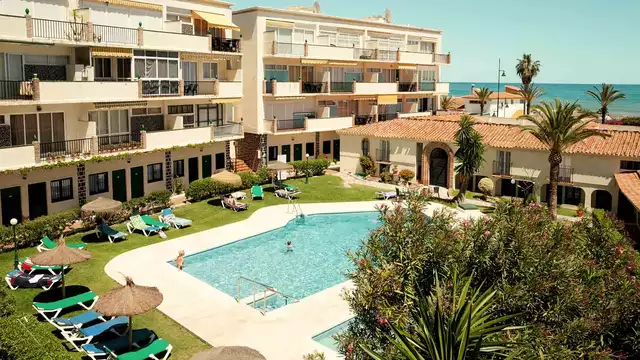 Profitez de la plage de Torremolinos avec piscine et demi-pension