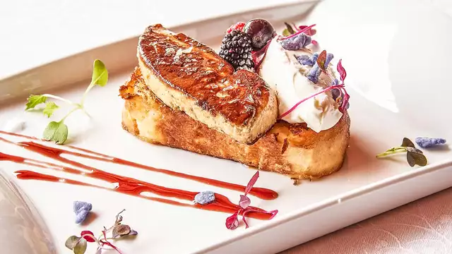 Ontdek de charme van de Pyreneeën met een culinair diner, cava, bonbons en romantische decoratie