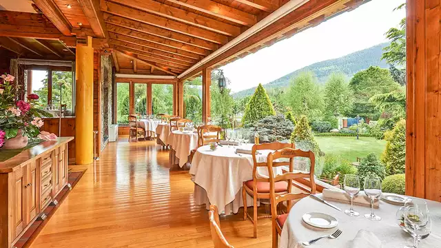 Ontdek de charme van de Pyreneeën met een culinair diner, cava, bonbons en romantische decoratie