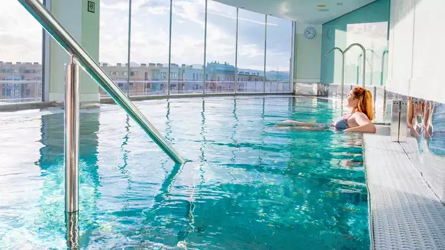 Descubre el encanto de la ciudad de Vitoria en un hotel de 5 estrellas con desayuno incluido