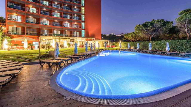 Escapada en un hotel de diseño con acceso directo a la playa de Bicos y detalles de bienvenida