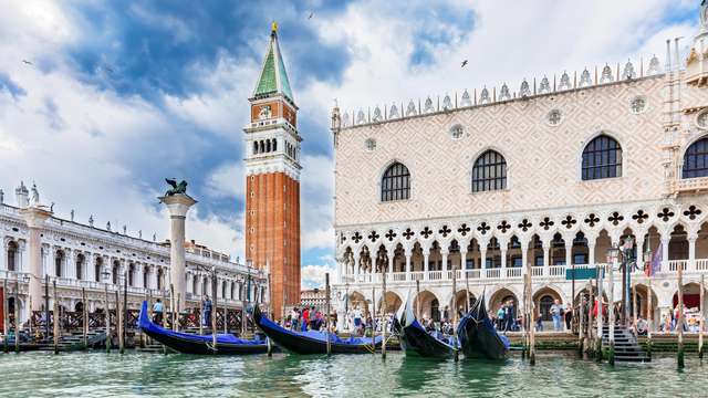 Romanticismo en Venecia en una habitación de lujo con jacuzzi