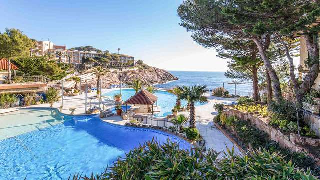 Escapada Perfecta: Habitación superior con vistas al mar, media pensión y acceso a spa