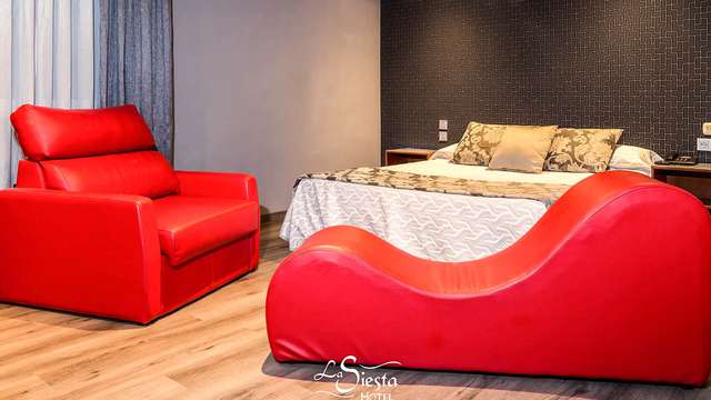 Noche romántica en un motel discreto con cava y Love Box incluido en la habitación