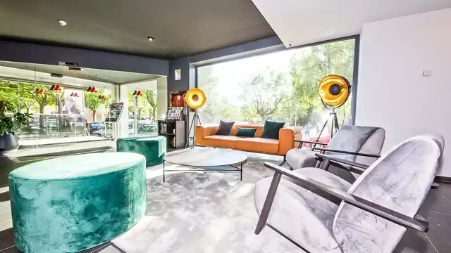 Escapada romántica en habitación superior con spa, cena y cava