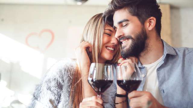 Especial Parejas con Kit sensual, trufas y cava en un apartamento en L 'Escala