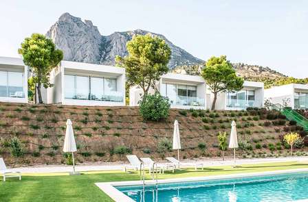 Eventjes weg naar Finestrat: met ontbijt en glas vermouth in de zwembadbar