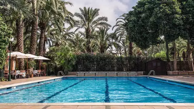 Descanso en un hotel con piscina en Elche con toda la familia