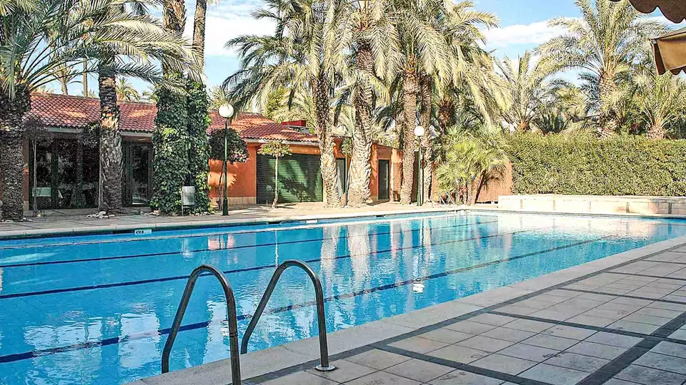 Descanso en un hotel con piscina en Elche con toda la familia