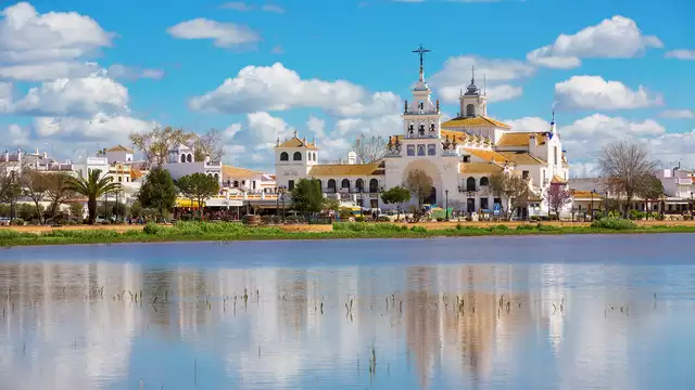 Escapada en El Rocio con visita guiada por el Parque Nacional de Donana