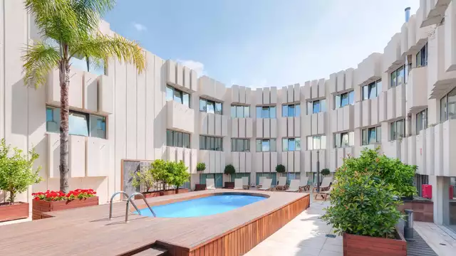 Desayuna con tu pareja en un hotel con piscina en Valencia