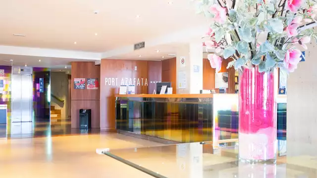 Desayuna con tu pareja en un hotel con piscina en Valencia