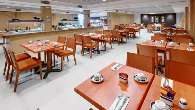 Desayuna con tu pareja en un hotel con piscina en Valencia