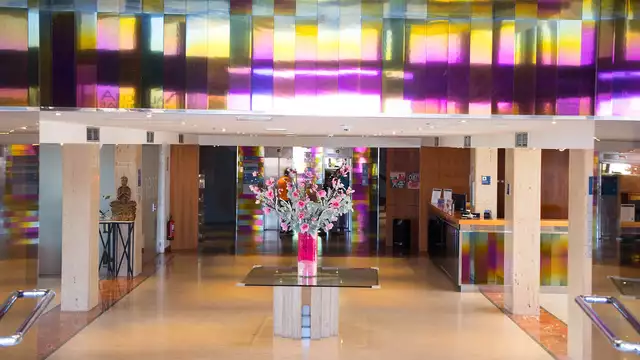 Desayuna con tu pareja en un hotel con piscina en Valencia