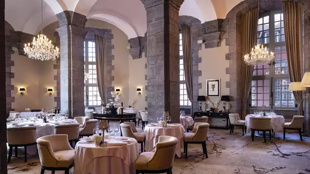 Sejour luxueux en suite a Valenciennes avec diner et spa dans un