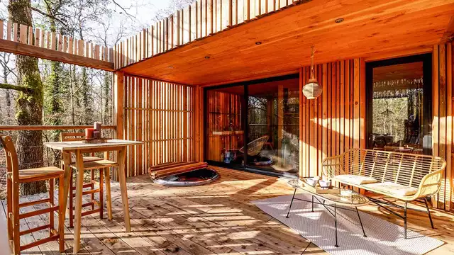 Instante romántico en el corazón del bosque en un lodge con arte contemporáneo