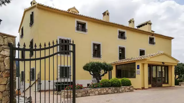 Sorprende a tu pareja con una cena romantica y cava a las afueras de Alcoy