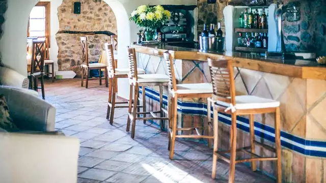 Sorprende a tu pareja con una cena romantica y cava a las afueras de Alcoy