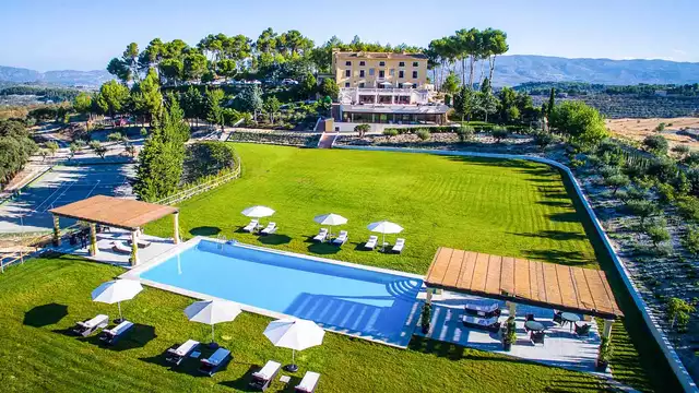 Sorprende a tu pareja con una cena romantica y cava a las afueras de Alcoy